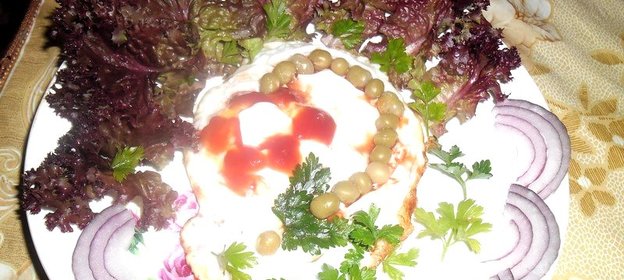 Яичница с зеленью и луком