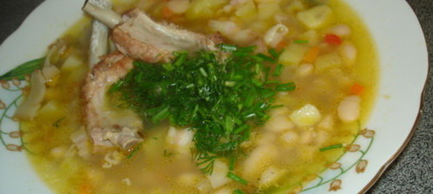 Суп из белой фасоли на бульоне из свинных ребрышек