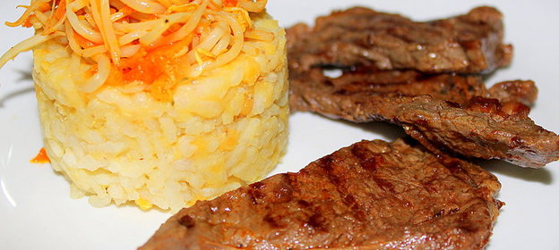 Нежнейшие мини - стейки из говядины с гарниром из риса и чечевицы