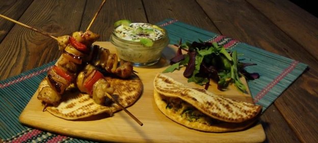 Лепешки индийские с дайконом (мули паратха) к шашлычкам из индейки (тикка-масала) с огуречной райтой