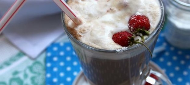 Кофе глясе с мороженым и земляничным сиропом