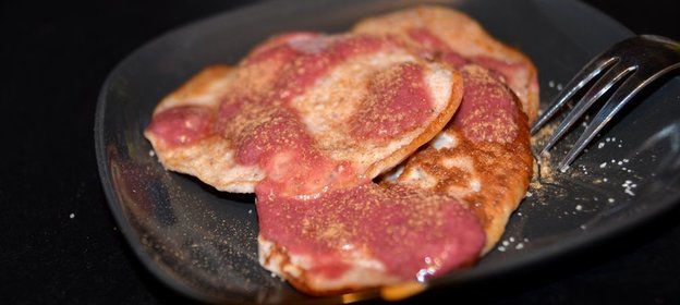 Оладьи с земляникой и ягодным соусом