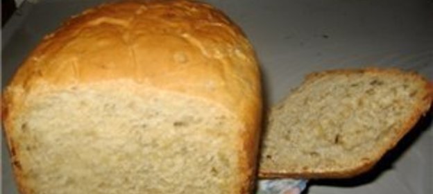 Хлеб с жареным луком и семечками