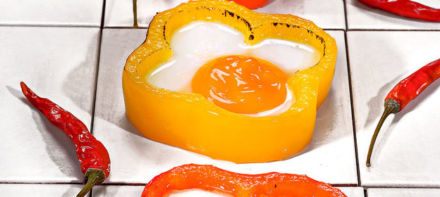 Яичница- глазунья в сладких перцах