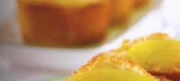 Яичница-болтунья с сыром, чесноком и зеленью