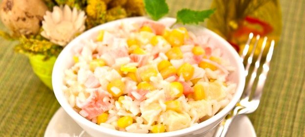 Салат с кукурузой, рисом, крабовыми палочками и ананасом