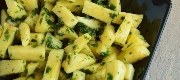 Ананасовый салат с кориандром и мятой