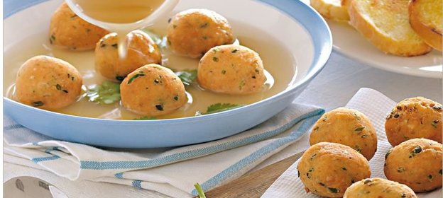 Рыбный бульон с жареными фрикадельками из лосося