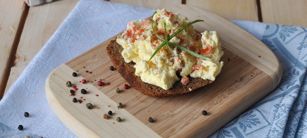 Яичница-болтунья или Аля скрэмбл с малосольным лососем