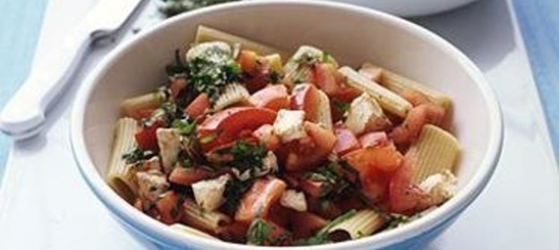 Паста с помидорами и моцареллой