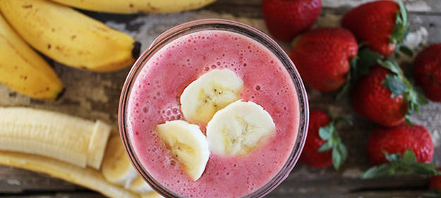 Смузи из ягод и банана на кокосовом молоке