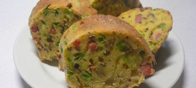 Кекс с зеленой фасолью, колбасой и орехами