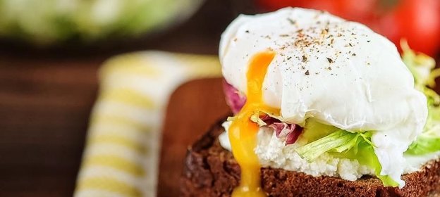 Сэндвич на зерновом хлебе с творожным сыром, микс-салатом и яйцом-пашот