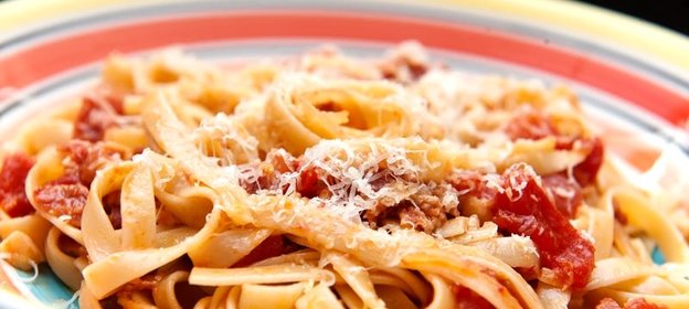 Паста с ветчиной и помидорами
