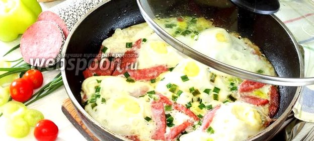 Яичница с колбасой