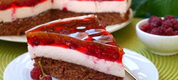 Бисквитный торт с какао, сливками и малиной в желе