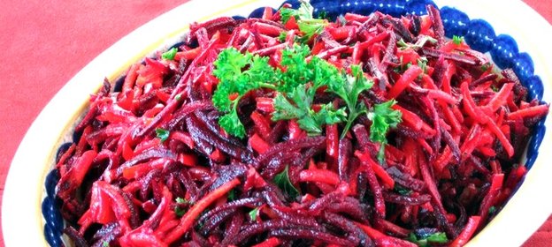 Салат из свежей моркови и свеклы