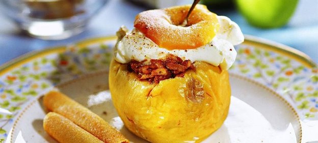 Яблоки, фаршированные фруктами и шоколадом