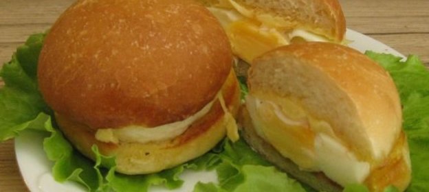 Мини-бургеры с запеченным яйцом