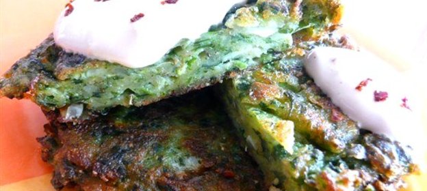 Оладьи из картофеля, кабачков и шпината