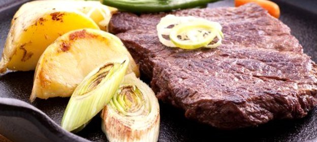 Маринованные говяжьи стейки с жареным зеленым луком