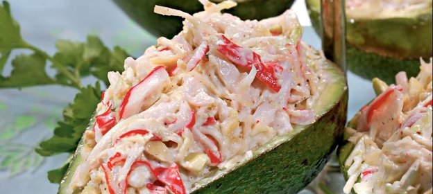 Авокадо с крабовыми палочками