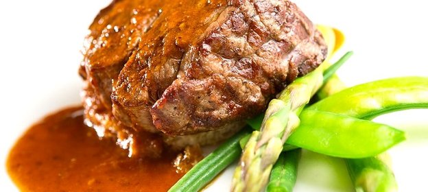 Стейк из говядины со спаржей и стручковой фасолью