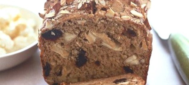 Кекс с сушеными яблоками, вишней и миндалем