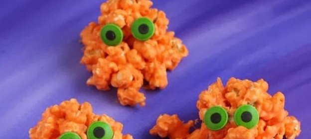 Монстры из попкорна на Хэллоуин