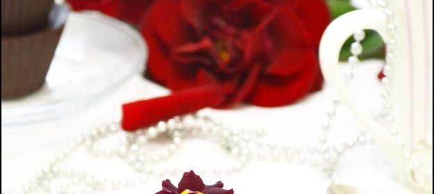 Шоколадные корзинки с мороженым и клубничным джемом