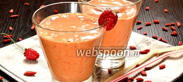 Смузи с бананом, клубникой и годжи