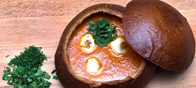 Томатный суп с куриными фрикадельками в горшочке из хлеба