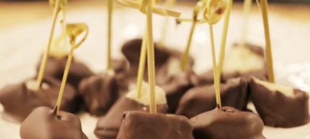 Кусочки пармезана в шоколаде