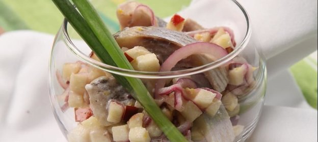 Сельдь с яблоками в йогуртовом маринаде