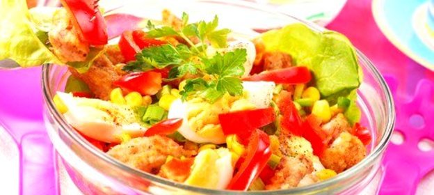 Салат из курицы с помидорами, сладкой кукурузой и сухариками