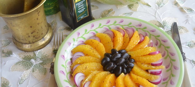 Салат из апельсинов с маслинами Солнечный цветок