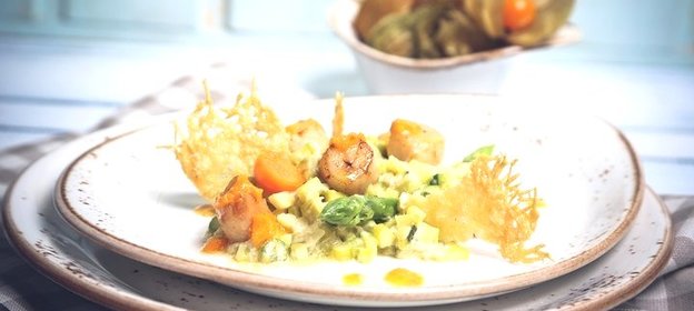 Морской гребешок с овощным ризотто