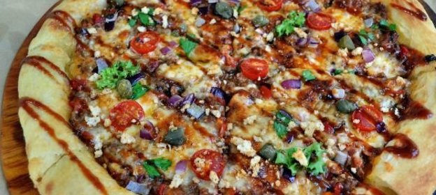 Пицца с соусом болоньезе