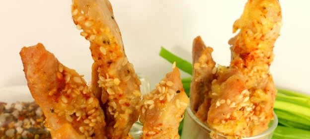 Палочки из свинины с кунжутом