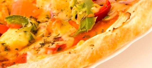 Пицца с зеленым перцем и черри