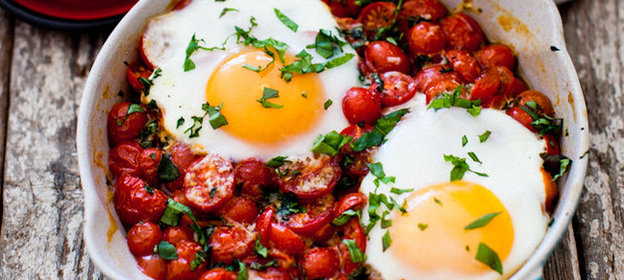 Запеченная яичница с помидорами