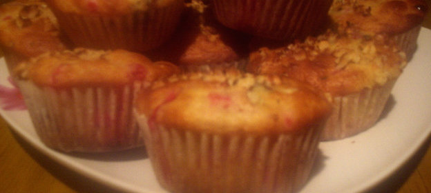 Смородиновые маффины с кукурузной мукой и ореховой посыпкой