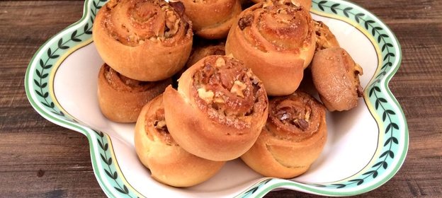 Сдобные булочки с грецким орехом
