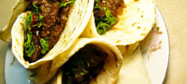 Пряная говядина с карамельным луком в лепешке