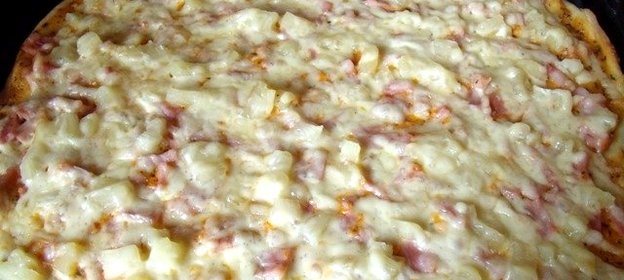 Пицца с ветчиной и ананасами