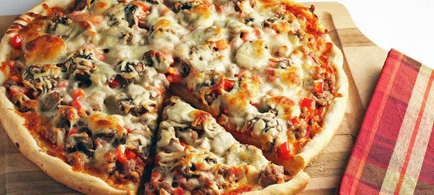 Пицца с сосисками, болгарским перцем и грибами