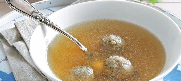 Куриный бульон с кнейдлах