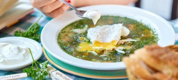 Зеленые щи с яйцом-пашот
