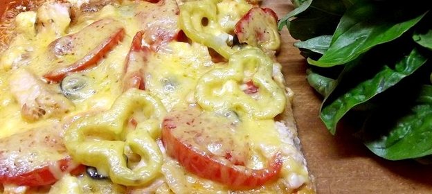 Пицца с курицей и овощами