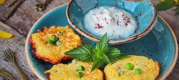 Овощные оладьи с адыгейским сыром и горошком